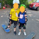 Kinder mit Skateboad